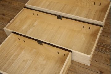 中古　美品!!　国産職人手造り　前面欅(ケヤキ)材　内部桐材　和の風格漂う佇まいが魅力!!美しい塗装の民芸箪笥(和タンス、収納たんす、引き出し、整理箪笥、衣装箪笥)(R-065166)