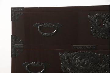 中古　美品!!　国産職人手造り　前面欅(ケヤキ)材　内部桐材　和の風格漂う佇まいが魅力!!美しい塗装の民芸箪笥(和タンス、収納たんす、引き出し、整理箪笥、衣装箪笥)(R-065166)