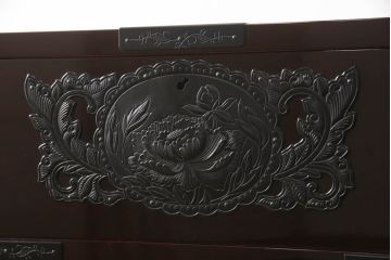 中古　美品!!　国産職人手造り　前面欅(ケヤキ)材　内部桐材　和の風格漂う佇まいが魅力!!美しい塗装の民芸箪笥(和タンス、収納たんす、引き出し、整理箪笥、衣装箪笥)(R-065166)