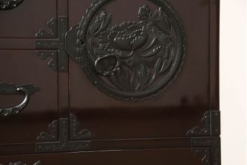 中古　美品!!　国産職人手造り　前面欅(ケヤキ)材　内部桐材　和の風格漂う佇まいが魅力!!美しい塗装の民芸箪笥(和タンス、収納たんす、引き出し、整理箪笥、衣装箪笥)(R-065166)