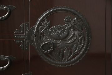 中古　美品!!　国産職人手造り　前面欅(ケヤキ)材　内部桐材　和の風格漂う佇まいが魅力!!美しい塗装の民芸箪笥(和タンス、収納たんす、引き出し、整理箪笥、衣装箪笥)(R-065166)