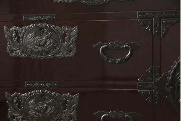 中古　美品!!　国産職人手造り　前面欅(ケヤキ)材　内部桐材　和の風格漂う佇まいが魅力!!美しい塗装の民芸箪笥(和タンス、収納たんす、引き出し、整理箪笥、衣装箪笥)(R-065166)
