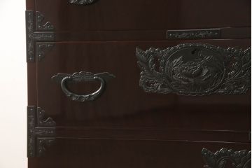 中古　美品!!　国産職人手造り　前面欅(ケヤキ)材　内部桐材　和の風格漂う佇まいが魅力!!美しい塗装の民芸箪笥(和タンス、収納たんす、引き出し、整理箪笥、衣装箪笥)(R-065166)