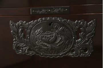 中古　美品!!　国産職人手造り　前面欅(ケヤキ)材　内部桐材　和の風格漂う佇まいが魅力!!美しい塗装の民芸箪笥(和タンス、収納たんす、引き出し、整理箪笥、衣装箪笥)(R-065166)