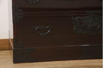 中古　美品!!　国産職人手造り　前面欅(ケヤキ)材　内部桐材　和の風格漂う佇まいが魅力!!美しい塗装の民芸箪笥(和タンス、収納たんす、引き出し、整理箪笥、衣装箪笥)(R-065166)