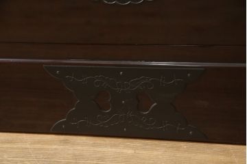 中古　美品!!　国産職人手造り　前面欅(ケヤキ)材　内部桐材　和の風格漂う佇まいが魅力!!美しい塗装の民芸箪笥(和タンス、収納たんす、引き出し、整理箪笥、衣装箪笥)(R-065166)