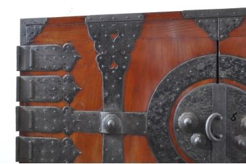 和製アンティーク　前面欅(ケヤキ)材　漆塗りの綺麗な観音開き時代箪笥(重ねタンス、観音箪笥、収納たんす、衣装箪笥、引き出し)(R-065168)