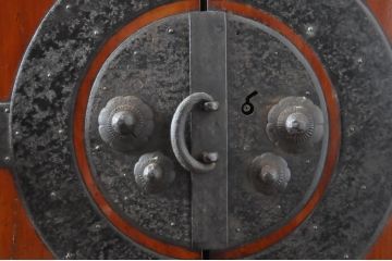 和製アンティーク　前面欅(ケヤキ)材　漆塗りの綺麗な観音開き時代箪笥(重ねタンス、観音箪笥、収納たんす、衣装箪笥、引き出し)(R-065168)