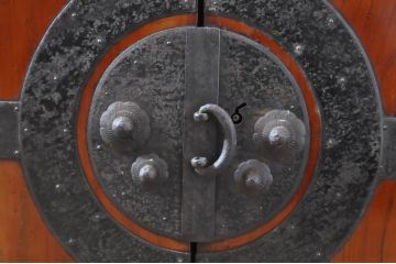和製アンティーク　前面欅(ケヤキ)材　漆塗りの綺麗な観音開き時代箪笥サイドボード(観音箪笥、収納たんす、ローチェスト、サイドチェスト)(R-065169)