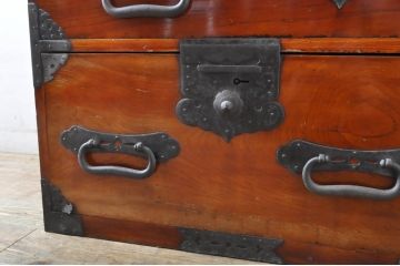 和製アンティーク　前面欅(ケヤキ)材　漆塗りの綺麗な時代箪笥サイドボード(引き出し、収納タンス、ローチェスト、サイドチェスト)(R-065170)