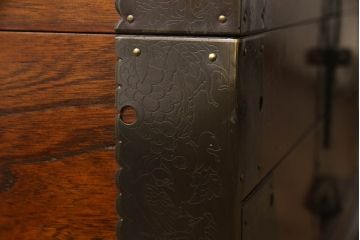 アジアンビンテージ　美品　希少な絶版品　韓国家具　立派な真鍮金具が魅力的なトランクテーブル(センターテーブル、ローテーブル、引き出し、李朝家具、ヴィンテージ)(R-065173)