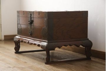 アジアンビンテージ　美品　希少な絶版品　韓国家具　立派な真鍮金具が魅力的なトランクテーブル(センターテーブル、ローテーブル、引き出し、李朝家具、ヴィンテージ)(R-065173)