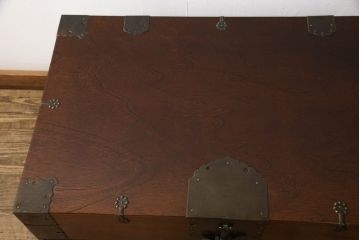 アジアンビンテージ　美品　希少な絶版品　韓国家具　立派な真鍮金具が魅力的なトランクテーブル(センターテーブル、ローテーブル、引き出し、李朝家具、ヴィンテージ)(R-065173)