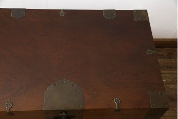 アジアンビンテージ　美品　希少な絶版品　韓国家具　立派な真鍮金具が魅力的なトランクテーブル(センターテーブル、ローテーブル、引き出し、李朝家具、ヴィンテージ)(R-065173)