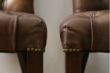 中古　ハロ(HALO)　アスプルンド(ASPLUND)取り扱い　CHESTER CHAIR(チェスターチェア)　重厚感のある佇まいが魅力的なチェア2脚セット(ダイニングチェア、椅子、イス)(R-065174)