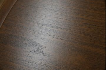 中古　美品　モリシゲ(MORISHIGE/森繁)　コンサート　品のある佇まいが美しい樺材製のラウンドテーブル(丸テーブル、センターテーブル、カフェテーブル、コーヒーテーブル、サイドテーブル、カバ材)(定価約10万2千円)(R-065185)
