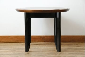 中古　美品　モリシゲ(MORISHIGE/森繁)　コンサート　品のある佇まいが美しい樺材製のラウンドテーブル(丸テーブル、センターテーブル、カフェテーブル、コーヒーテーブル、サイドテーブル、カバ材)(定価約10万2千円)(R-065185)