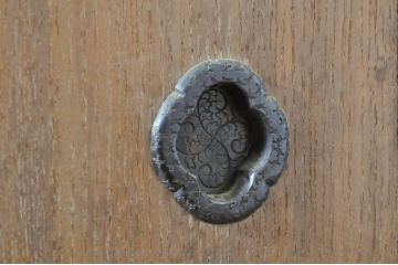 和製アンティーク　真鍮(しんちゅう)金具　縁の桑材がアクセント!上品なデザインが魅力の時代箪笥ローボード(テレビ台、サイドボード、リビングボード、引き出し、収納棚、戸棚)(R-065190)