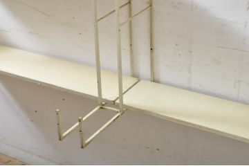 昭和レトロ　レトロ家具　お洒落なディスプレイが叶う!古い雑貨屋さんのアイアンウォールラック(壁掛け飾り棚、商品陳列棚、店舗什器、オープンラック)(R-065194)