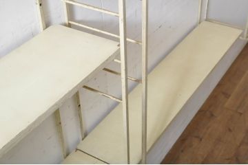 昭和レトロ　レトロ家具　お洒落なディスプレイが叶う!古い雑貨屋さんのアイアンウォールラック(壁掛け飾り棚、商品陳列棚、店舗什器、オープンラック)(R-065194)