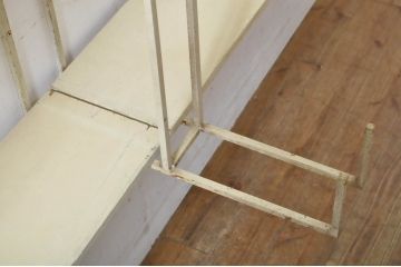 昭和レトロ　レトロ家具　お洒落なディスプレイが叶う!古い雑貨屋さんのアイアンウォールラック(壁掛け飾り棚、商品陳列棚、店舗什器、オープンラック)(R-065194)