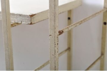 昭和レトロ　レトロ家具　お洒落なディスプレイが叶う!古い雑貨屋さんのアイアンウォールラック(壁掛け飾り棚、商品陳列棚、店舗什器、オープンラック)(R-065194)