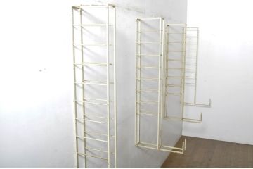 昭和レトロ　レトロ家具　お洒落なディスプレイが叶う!古い雑貨屋さんのアイアンウォールラック(壁掛け飾り棚、商品陳列棚、店舗什器、オープンラック)(R-065194)