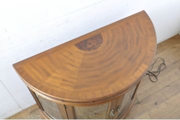 中古　DREXEL HERITAGE(ドレクセルヘリテイジ)　Cameo Classics(キャメオクラシックス)　ハーフムーン(半月型)　美しい曲線デザインに目を奪われるキャビネット(ホールチェスト、サイドボード、サイドキャビネット、飾り棚、ショーケース、収納棚、戸棚、半円型)(R-065197)