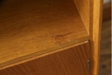 イギリスビンテージ　メレデュー(MEREDEW)　オーク材　温かみのある木味のサイドキャビネット(サイドチェスト、収納棚、戸棚、サイドテーブル、ナイトテーブル、ヴィンテージ)(R-065198)