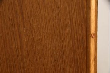 イギリスビンテージ　メレデュー(MEREDEW)　オーク材　温かみのある木味のサイドキャビネット(サイドチェスト、収納棚、戸棚、サイドテーブル、ナイトテーブル、ヴィンテージ)(R-065198)