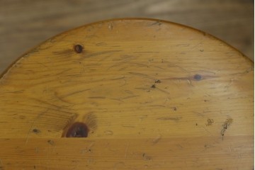 イギリスビンテージ　パイン材　優しい木の温もり溢れるハイスツール2脚セット　(R-065199)