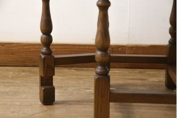 イギリスビンテージ　Old Charm(オールドチャーム)　オーク材　挽き物の脚が目を惹くミニゲートレッグテーブル(バタフライテーブル、サイドテーブル、ローテーブル、カフェテーブル、コーヒーテーブル、ラウンドテーブル、ヴィンテージ)(R-065200)