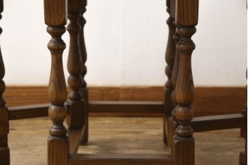 イギリスビンテージ　Old Charm(オールドチャーム)　オーク材　挽き物の脚が目を惹くミニゲートレッグテーブル(バタフライテーブル、サイドテーブル、ローテーブル、カフェテーブル、コーヒーテーブル、ラウンドテーブル、ヴィンテージ)(R-065200)