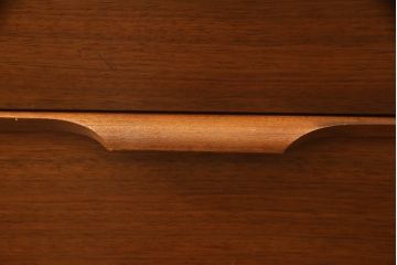 イギリスビンテージ　Austinsuite(オースティンスイート)　チーク材　小振りなサイズが取り入れやすいサイドボード(収納棚、戸棚、サイドキャビネット、ヴィンテージ)(R-065203)