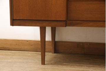 イギリスビンテージ　Austinsuite(オースティンスイート)　チーク材　小振りなサイズが取り入れやすいサイドボード(収納棚、戸棚、サイドキャビネット、ヴィンテージ)(R-065203)
