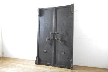 アンティーク建具　超希少!!　激レア!!　豪商の内蔵(うちぐら)で使われていた重厚な両開き扉1対(ドア、1対2枚セット、鉄扉、玄関ドア、蔵戸)(R-065204)
