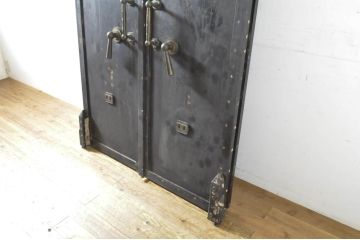 アンティーク建具　超希少!!　激レア!!　豪商の内蔵(うちぐら)で使われていた重厚な両開き扉1対(ドア、1対2枚セット、鉄扉、玄関ドア、蔵戸)(R-065204)