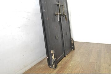アンティーク建具　超希少!!　激レア!!　豪商の内蔵(うちぐら)で使われていた重厚な両開き扉1対(ドア、1対2枚セット、鉄扉、玄関ドア、蔵戸)(R-065204)