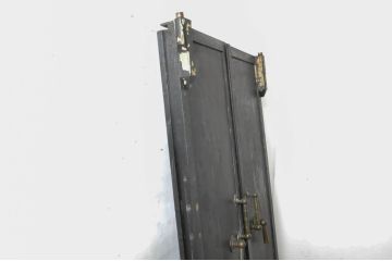アンティーク建具　超希少!!　激レア!!　豪商の内蔵(うちぐら)で使われていた重厚な両開き扉1対(ドア、1対2枚セット、鉄扉、玄関ドア、蔵戸)(R-065204)