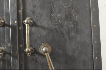 アンティーク建具　超希少!!　激レア!!　豪商の内蔵(うちぐら)で使われていた重厚な両開き扉1対(ドア、1対2枚セット、鉄扉、玄関ドア、蔵戸)(R-065204)