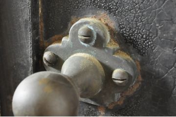 アンティーク建具　超希少!!　激レア!!　豪商の内蔵(うちぐら)で使われていた重厚な両開き扉1対(ドア、1対2枚セット、鉄扉、玄関ドア、蔵戸)(R-065204)