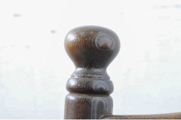 和製ビンテージ　飛騨産業　キツツキマーク　カントリー家具　フロンティアシリーズ(FRONTIER)　重厚な佇まいが魅力のダイニングチェア2脚セット(アームチェア、板座チェア、椅子、イス、ヴィンテージ、バラ売り可能)(R-065211)