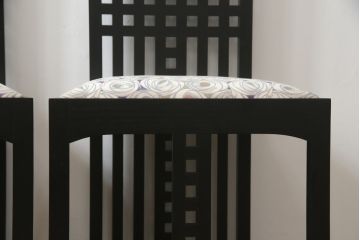 中古　美品　大変希少な絶版品　Cassina(カッシーナ)　CHARLES RENNIE MACKINTOSH(チャールズ・レニー・マッキントッシュ)　308 NITSHILL(ニッツヒル) ダイニングチェア2脚セット(椅子、イス)(R-065214)