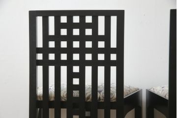 中古　美品　大変希少な絶版品　Cassina(カッシーナ)　CHARLES RENNIE MACKINTOSH(チャールズ・レニー・マッキントッシュ)　308 NITSHILL(ニッツヒル) ダイニングチェア2脚セット(椅子、イス)(R-065214)