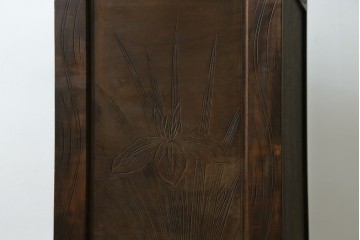 中古　軽井沢彫り　職人技が光る菖蒲の彫りが美しいチェスト　(R-065221)