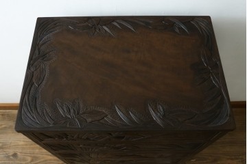 中古　軽井沢彫り　職人技が光る菖蒲の彫りが美しいチェスト　(R-065221)