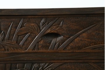 中古　軽井沢彫り　職人技が光る菖蒲の彫りが美しいチェスト　(R-065221)