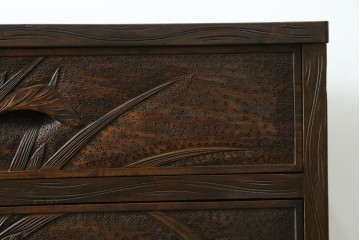 中古　軽井沢彫り　職人技が光る菖蒲の彫りが美しいチェスト　(R-065221)