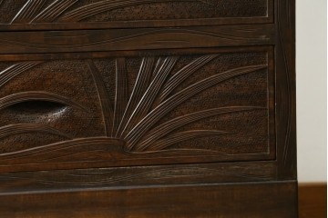中古　軽井沢彫り　職人技が光る菖蒲の彫りが美しいチェスト　(R-065221)