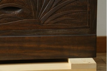 中古　軽井沢彫り　職人技が光る菖蒲の彫りが美しいチェスト　(R-065221)